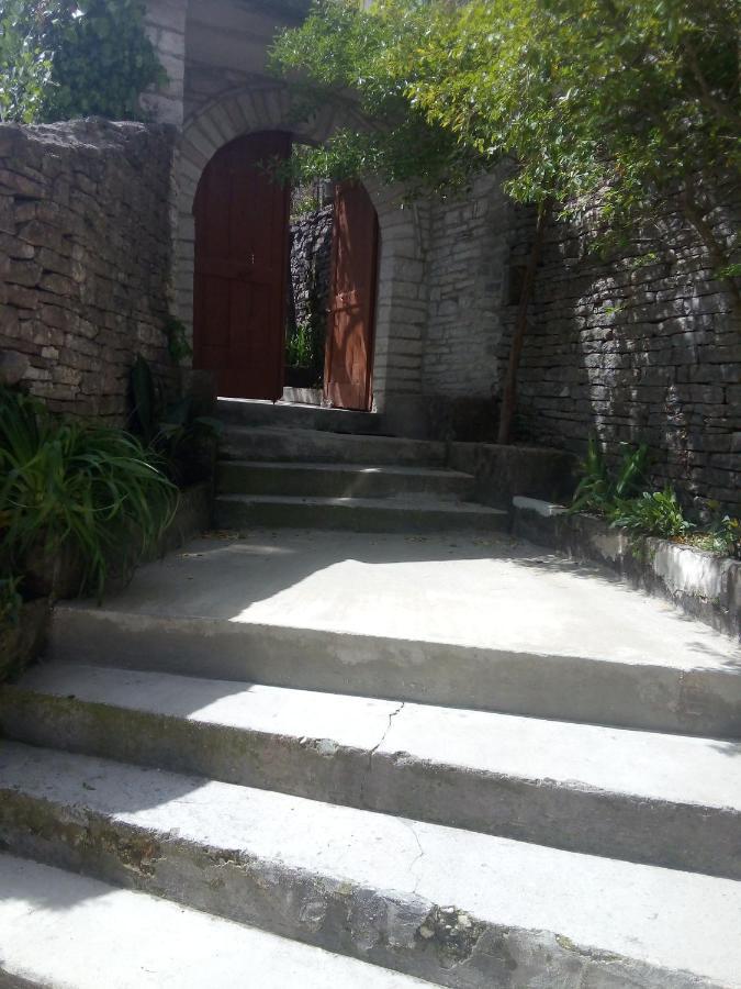 Ruols Guesthouse Gjirokastër Екстериор снимка