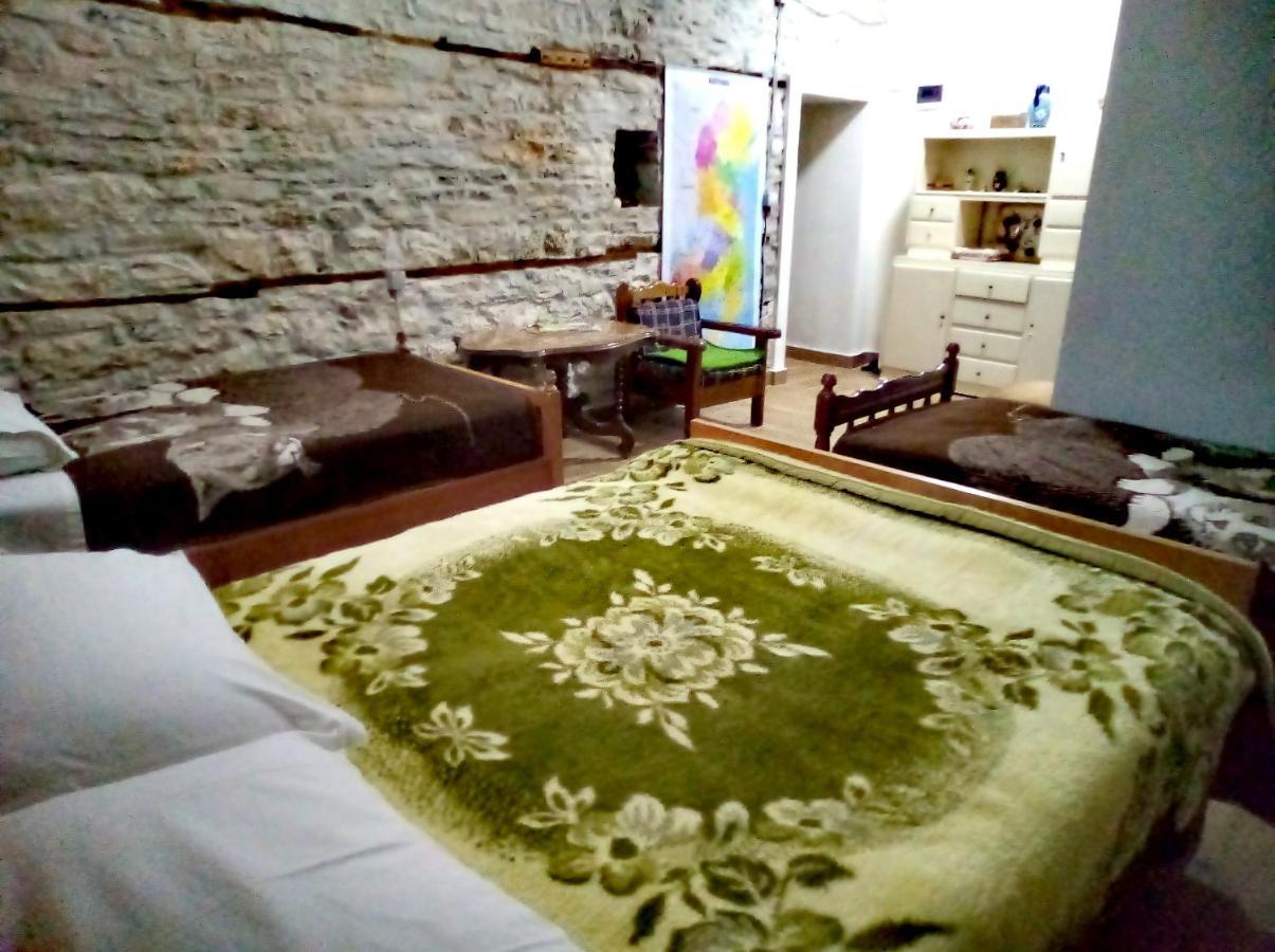 Ruols Guesthouse Gjirokastër Екстериор снимка