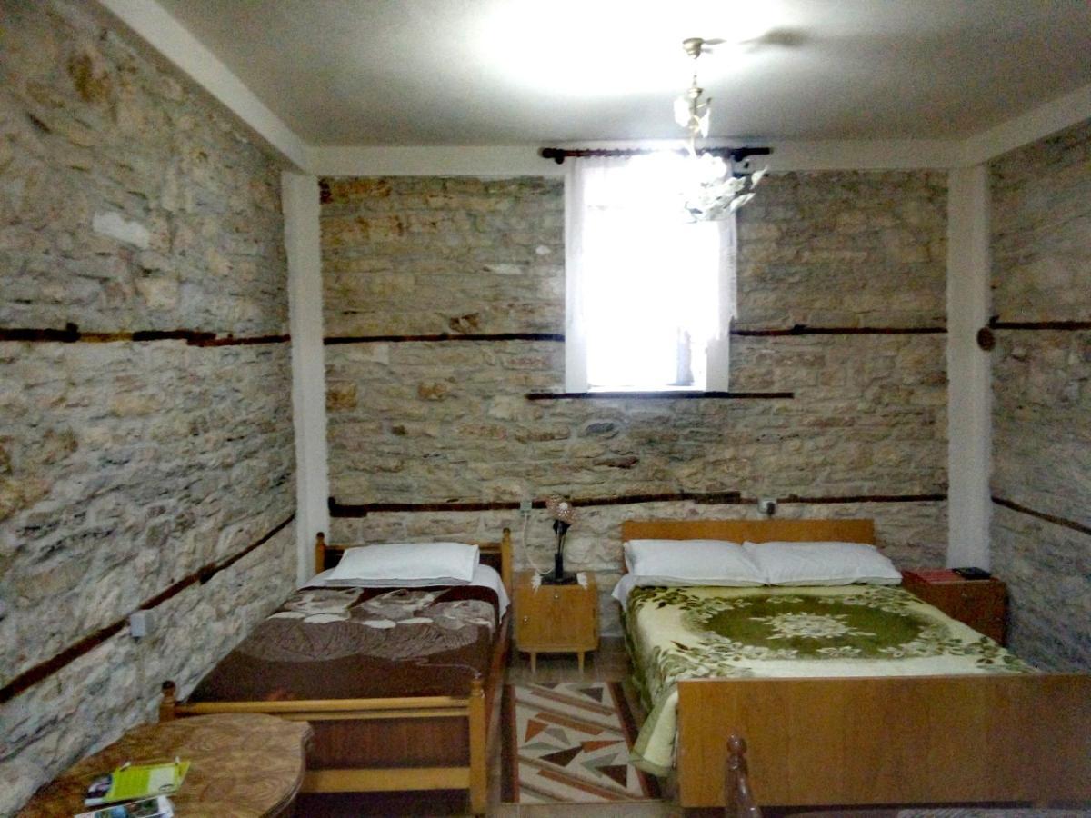 Ruols Guesthouse Gjirokastër Екстериор снимка